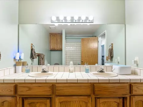 Bath - 24140 Deertrail Dr, Tehachapi, CA 93561 photo 3 of 4