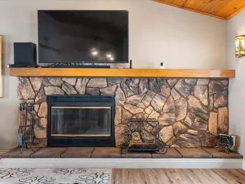 Living - 24140 Deertrail Dr, Tehachapi, CA 93561 photo 3 of 7