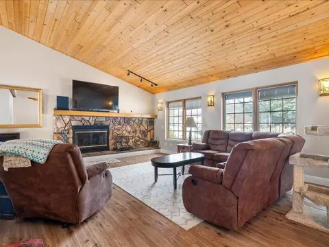 Living - 24140 Deertrail Dr, Tehachapi, CA 93561 photo 4 of 7