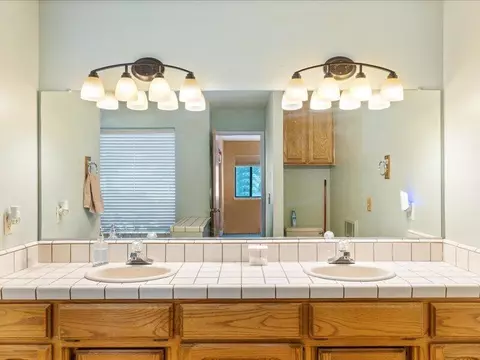 Bath - 24140 Deertrail Dr, Tehachapi, CA 93561 photo 1 of 4