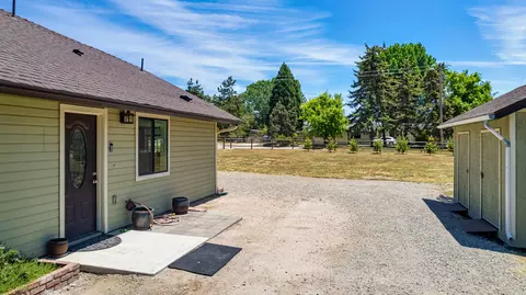 Exterior - 24140 Deertrail Dr, Tehachapi, CA 93561 photo 12 of 13