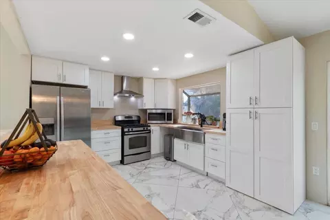 Kitchen - 43859 Estrella Ln, Lancaster, CA 93535 photo 2 of 4