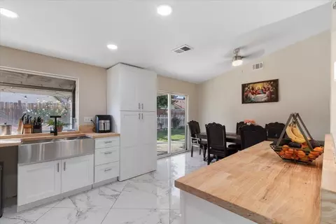 Kitchen - 43859 Estrella Ln, Lancaster, CA 93535 photo 3 of 4