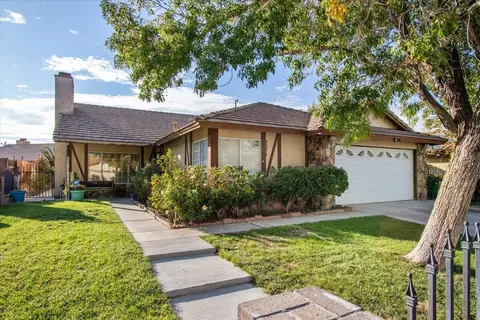 Exterior - 43859 Estrella Ln, Lancaster, CA 93535 photo 2 of 4