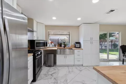 Kitchen - 43859 Estrella Ln, Lancaster, CA 93535 photo 4 of 4
