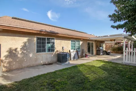 Exterior - 43859 Estrella Ln, Lancaster, CA 93535 photo 4 of 4