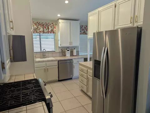 Kitchen - 44331 36th St W, Lancaster, CA 93536 photo 2 of 4