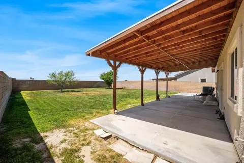 Exterior - 43651 Sawgrass Ln, Lancaster, CA 93536 photo 3 of 7
