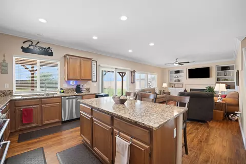Kitchen - 43651 Sawgrass Ln, Lancaster, CA 93536 photo 4 of 5