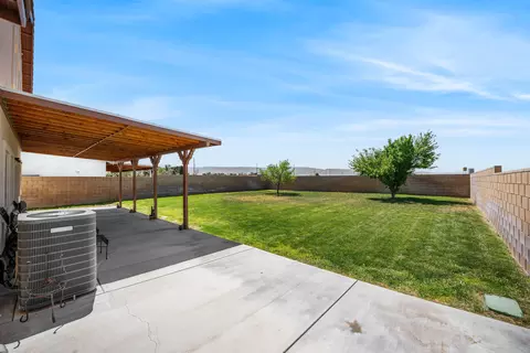 Exterior - 43651 Sawgrass Ln, Lancaster, CA 93536 photo 7 of 7