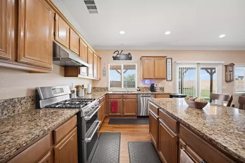 Kitchen - 43651 Sawgrass Ln, Lancaster, CA 93536 photo 3 of 5