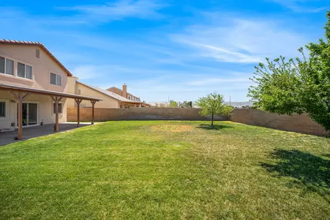 Exterior - 43651 Sawgrass Ln, Lancaster, CA 93536 photo 6 of 7