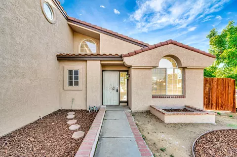 Exterior - 37657 19th St E, Palmdale, CA 93550 photo 5 of 6