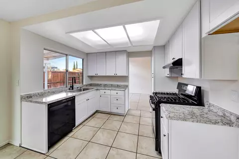 Kitchen - 37657 19th St E, Palmdale, CA 93550 photo 2 of 4