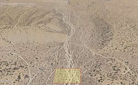 213 Th St E, Llano, CA 93544