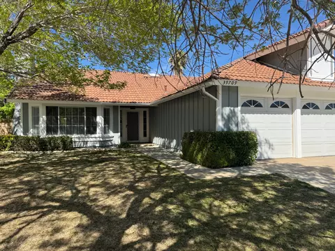39709 Dover Dr, Palmdale, CA 93551 photo 2