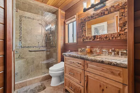 Bath - 25051 Deertrail Dr, Tehachapi, CA 93561 photo 2 of 2
