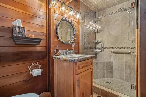 Bath - 25051 Deertrail Dr, Tehachapi, CA 93561 photo 1 of 2