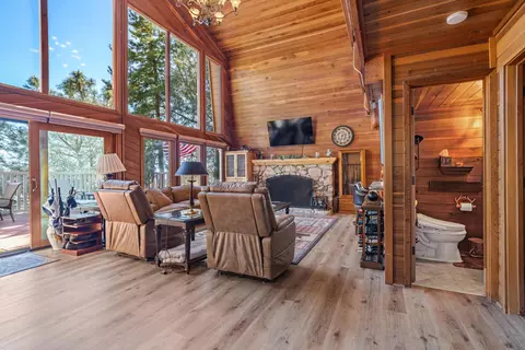 Living - 25051 Deertrail Dr, Tehachapi, CA 93561 photo 2 of 4