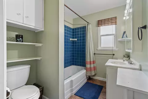 Bath - 206 Brentwood Dr, Tehachapi, CA 93561 photo 1 of 2