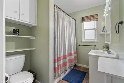 Bath - 206 Brentwood Dr, Tehachapi, CA 93561 photo 2 of 2