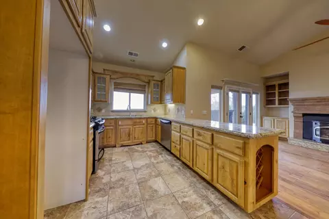 Kitchen - 24281 Jacaranda Dr, Tehachapi, CA 93561 photo 1 of 3