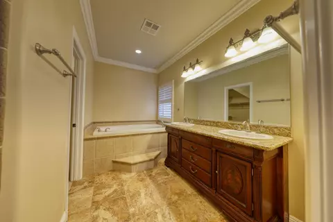Bath - 24281 Jacaranda Dr, Tehachapi, CA 93561 photo 2 of 6