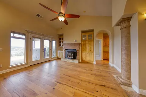 Living - 24281 Jacaranda Dr, Tehachapi, CA 93561 photo 2 of 4