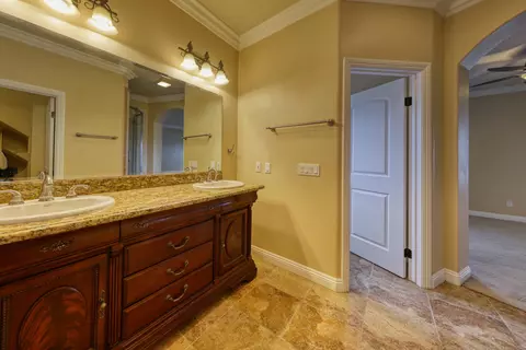 Bath - 24281 Jacaranda Dr, Tehachapi, CA 93561 photo 4 of 6