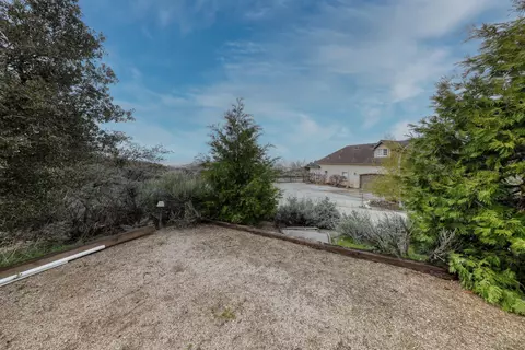 Exterior - 24281 Jacaranda Dr, Tehachapi, CA 93561 photo 7 of 13