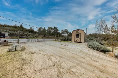Exterior - 24281 Jacaranda Dr, Tehachapi, CA 93561 photo 4 of 13