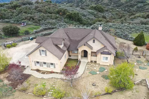 24281 Jacaranda Dr, Tehachapi, CA 93561
