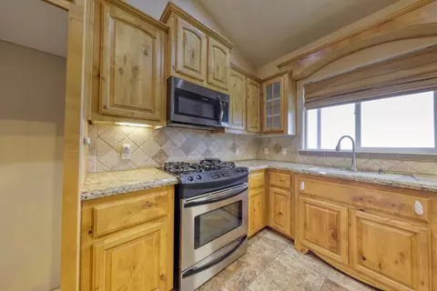 Kitchen - 24281 Jacaranda Dr, Tehachapi, CA 93561 photo 2 of 3