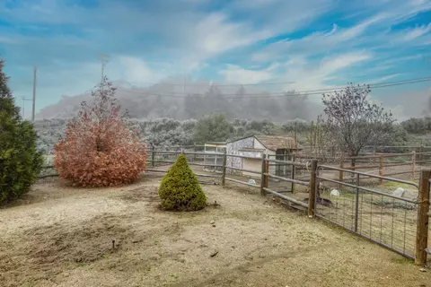 Exterior - 24281 Jacaranda Dr, Tehachapi, CA 93561 photo 9 of 13