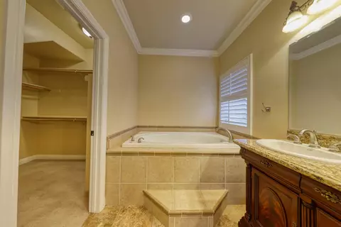 Bath - 24281 Jacaranda Dr, Tehachapi, CA 93561 photo 3 of 6