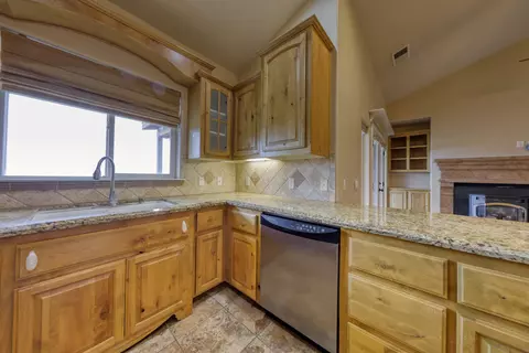 Kitchen - 24281 Jacaranda Dr, Tehachapi, CA 93561 photo 3 of 3