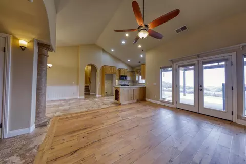 Living - 24281 Jacaranda Dr, Tehachapi, CA 93561 photo 3 of 4