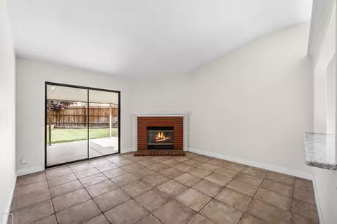 1154 Angela Ct E, Lancaster, CA 93535 photo 2