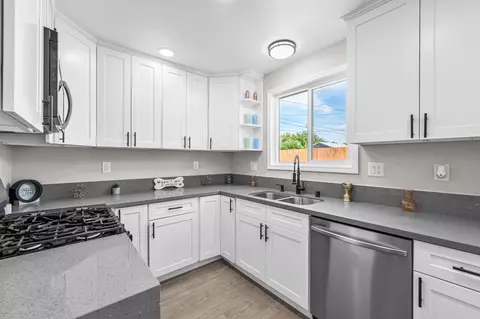 Kitchen - 1309 Ivyton St W, Lancaster, CA 93534 photo 4 of 5