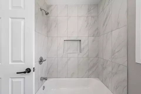 Bath - 1309 Ivyton St W, Lancaster, CA 93534 photo 3 of 3