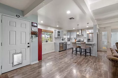 Entry Way - 21309 Hacienda Dr, Tehachapi, CA 93561 photo 3 of 4