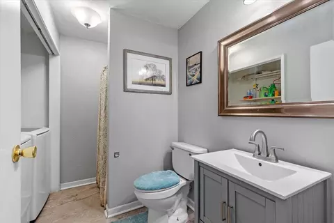 Bath - 21309 Hacienda Dr, Tehachapi, CA 93561 photo 2 of 2