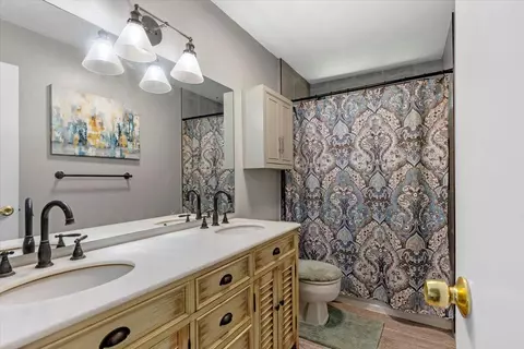Bath - 21309 Hacienda Dr, Tehachapi, CA 93561 photo 1 of 2