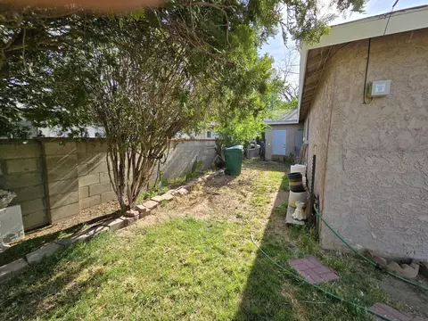 Exterior - 44365 Stanridge Ave, Lancaster, CA 93535 photo 5 of 9