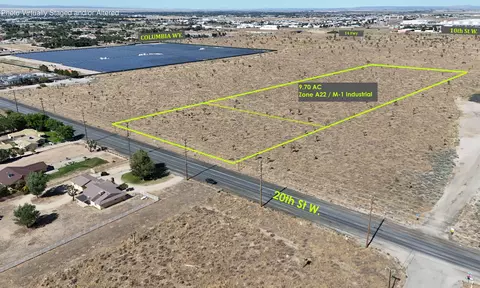 20 Th St W, Lancaster, CA 93534