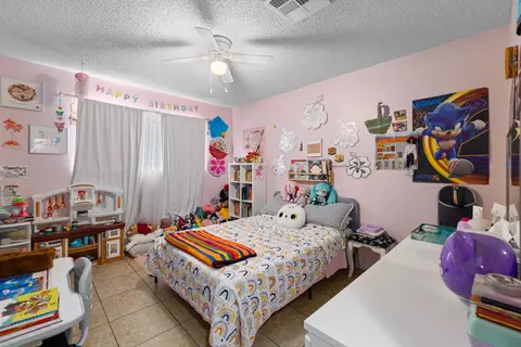 Bedroom - 835 Oldfield St E, Lancaster, CA 93535 photo 4 of 6