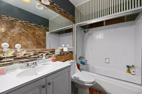 Bath - 835 Oldfield St E, Lancaster, CA 93535 photo 1 of 2