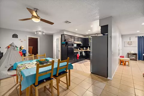 Entry Way - 835 Oldfield St E, Lancaster, CA 93535 photo 1 of 1