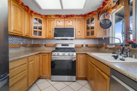 Kitchen - 40586 166th St E, Lancaster, CA 93535 photo 2 of 2