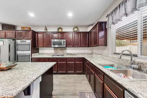 Kitchen - 43834 46th St W, Lancaster, CA 93536 photo 2 of 4